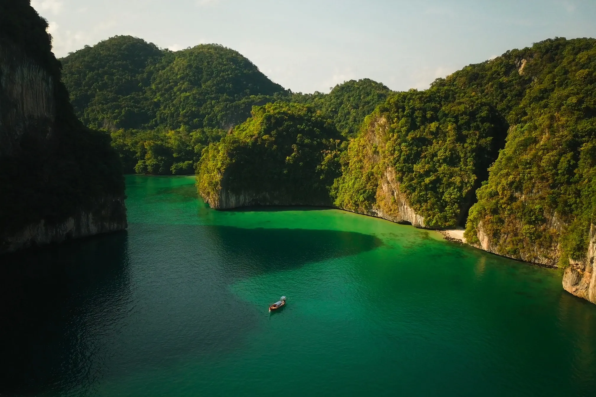 Koh Samui from the air, the coast and the green behind it.